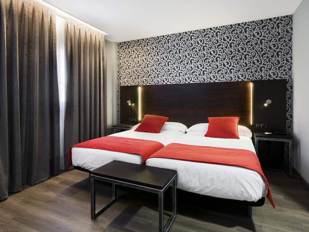 Twin Room with Extra Bed (2 Adults + 1 Child),325006906:JPEG