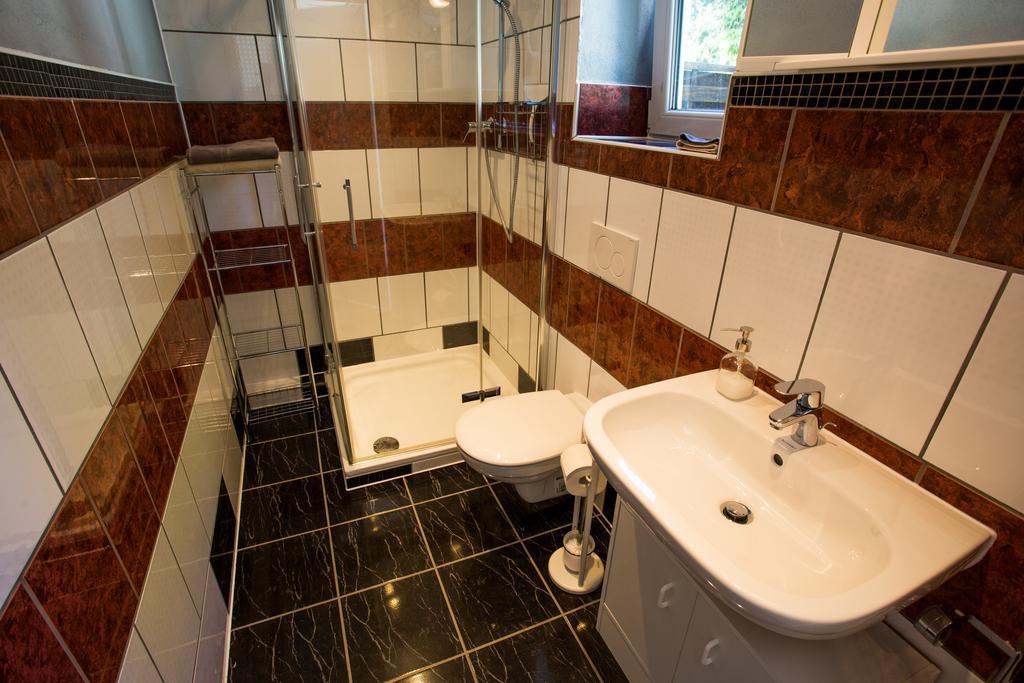 Comfort Double Room Shower,1704986988:JPEG