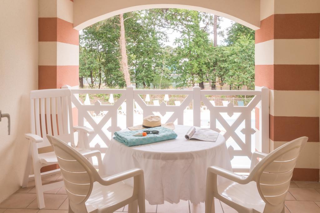 One-Bedroom Apartment Terrace or Balcony Pool View,1163953815:JPEG