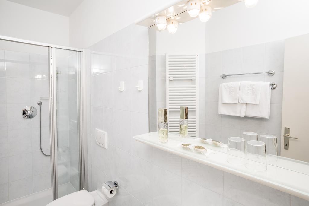 One-Bedroom Apartment,1005863086:JPEG