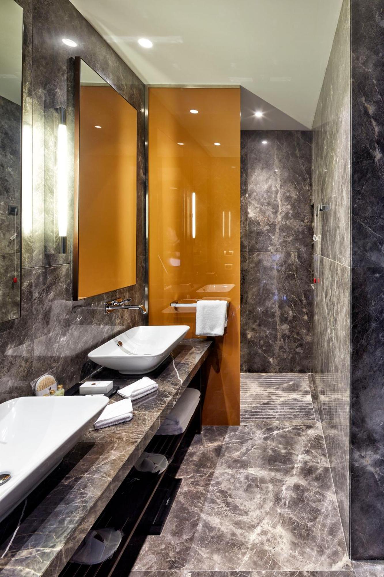 Corner Suite
