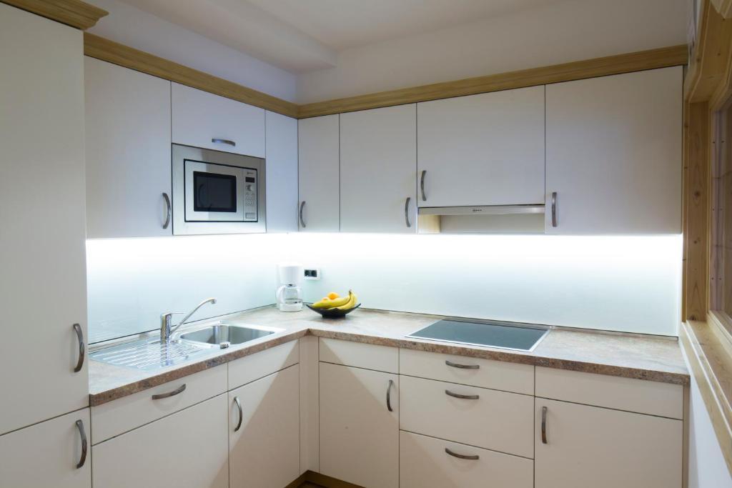 One-Bedroom Apartment Balcony,152963728:JPEG