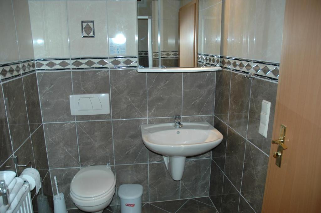 Small Twin Room,1617465587:JPEG