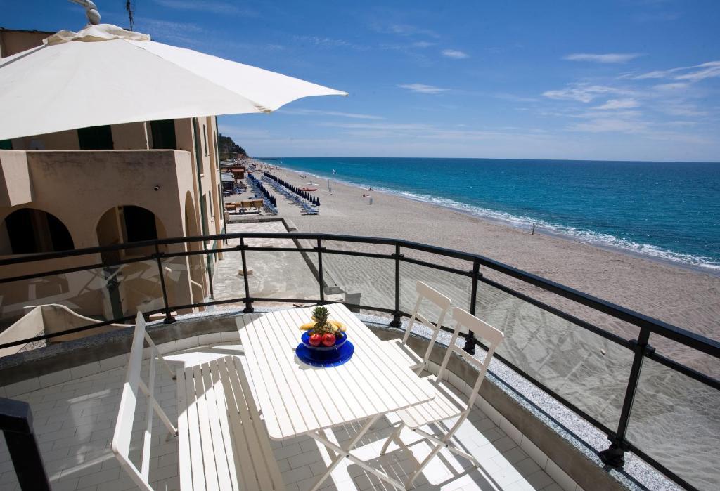 One-Bedroom Apartment Terrace Beach Access,28531265:JPEG
