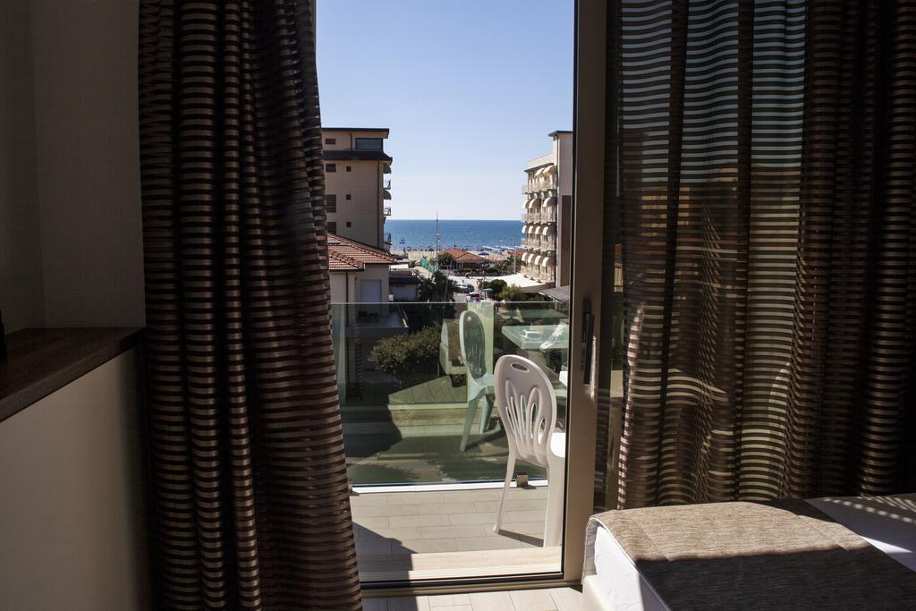 Triple Room Sea View Balcony Beach Access