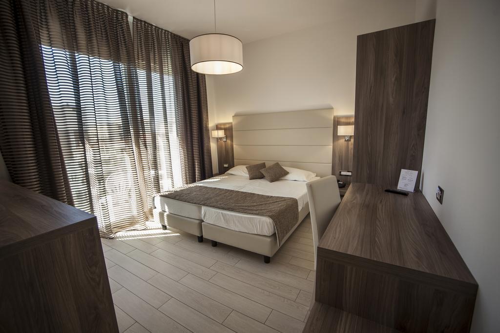 Triple Room Sea View Balcony Beach Access