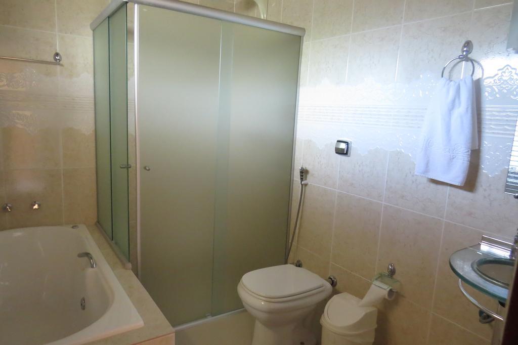 Quarto com Cama Queen-size e Banheira de Hidromassagem