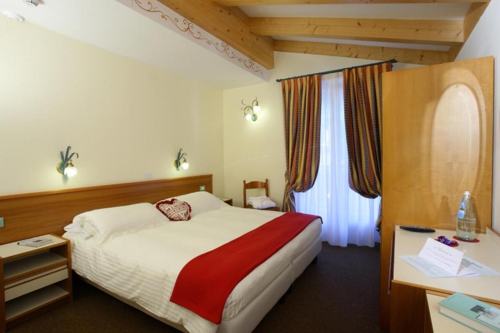 Two Connecting Rooms,42110971:JPEG