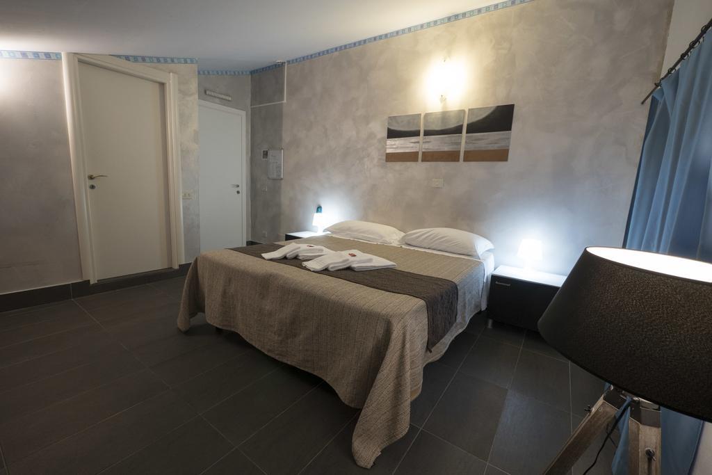 Triple Room,693900429:JPEG