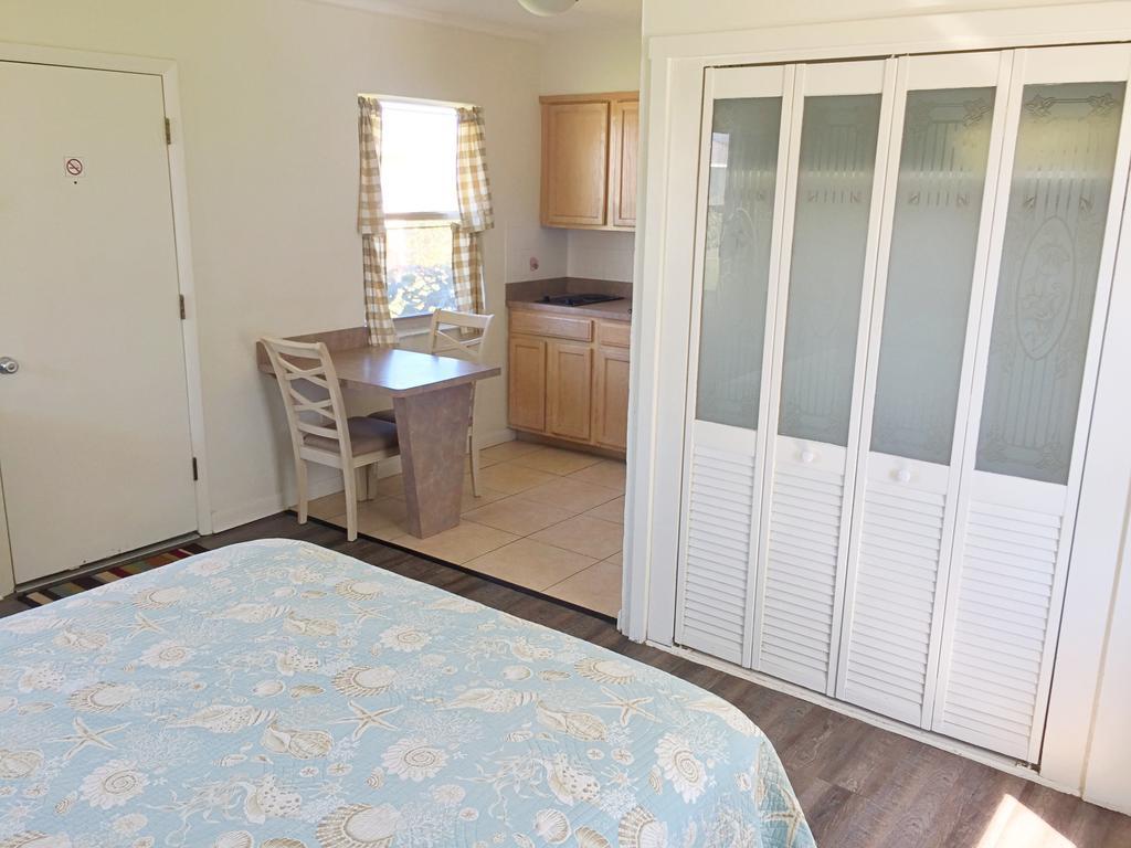 Queen Kitchenette,690026901:JPEG