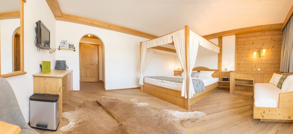 Double Room with Four Poster Bed,371154574:JPEG