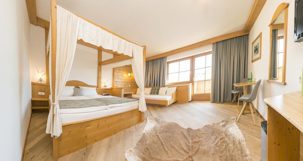 Double Room Four Poster Bed