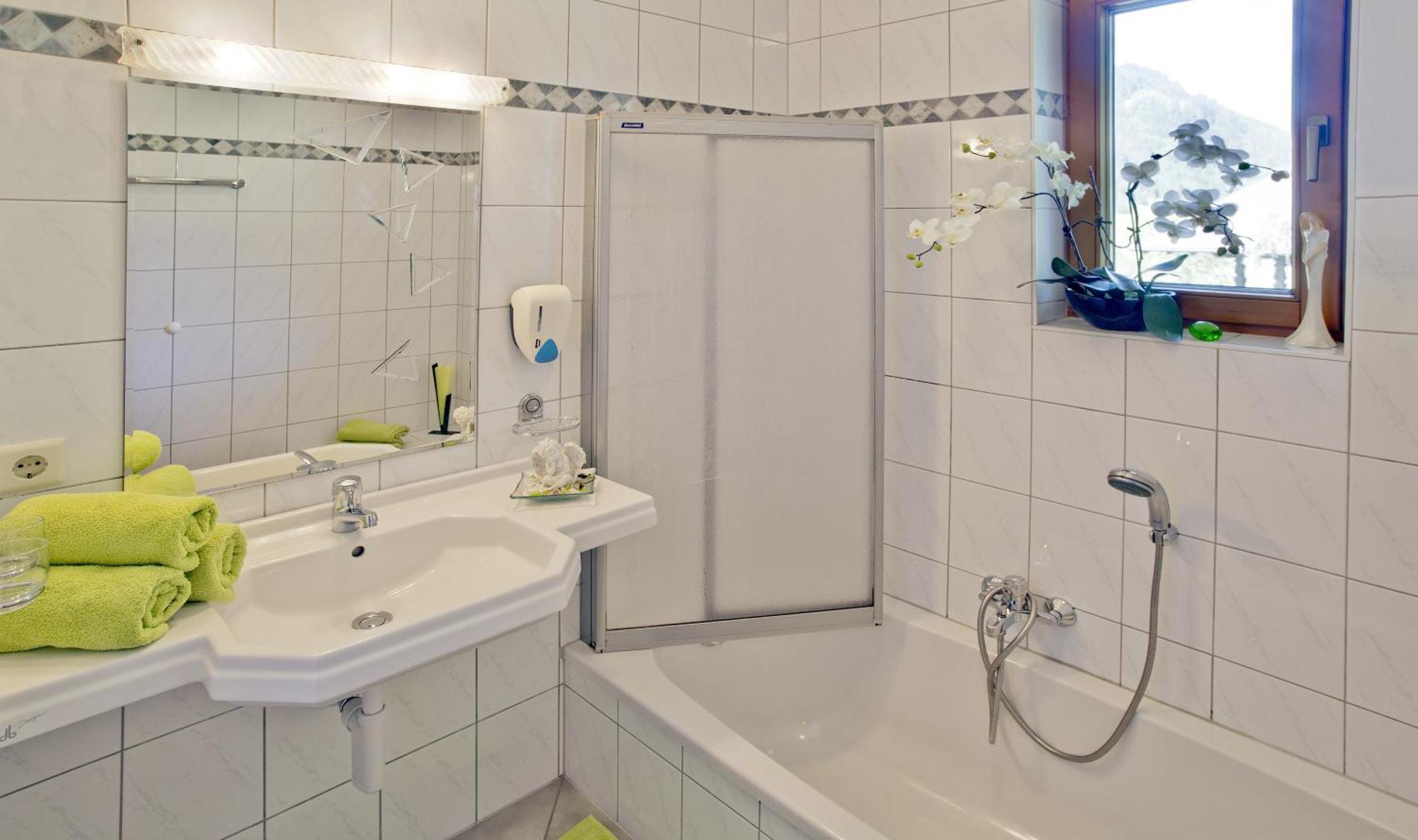 One-Bedroom Apartment with Balcony and Mountain View,425179851:JPEG