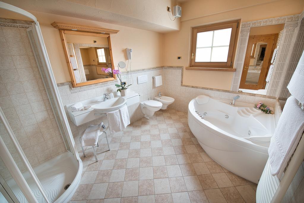 King Suite Spa Bath,1216316713:JPEG