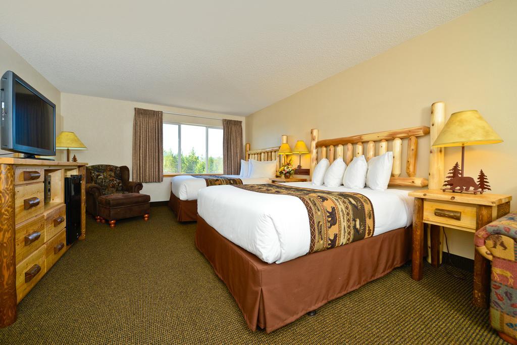 Queen Room with Two Queen Beds and Sofa Bed