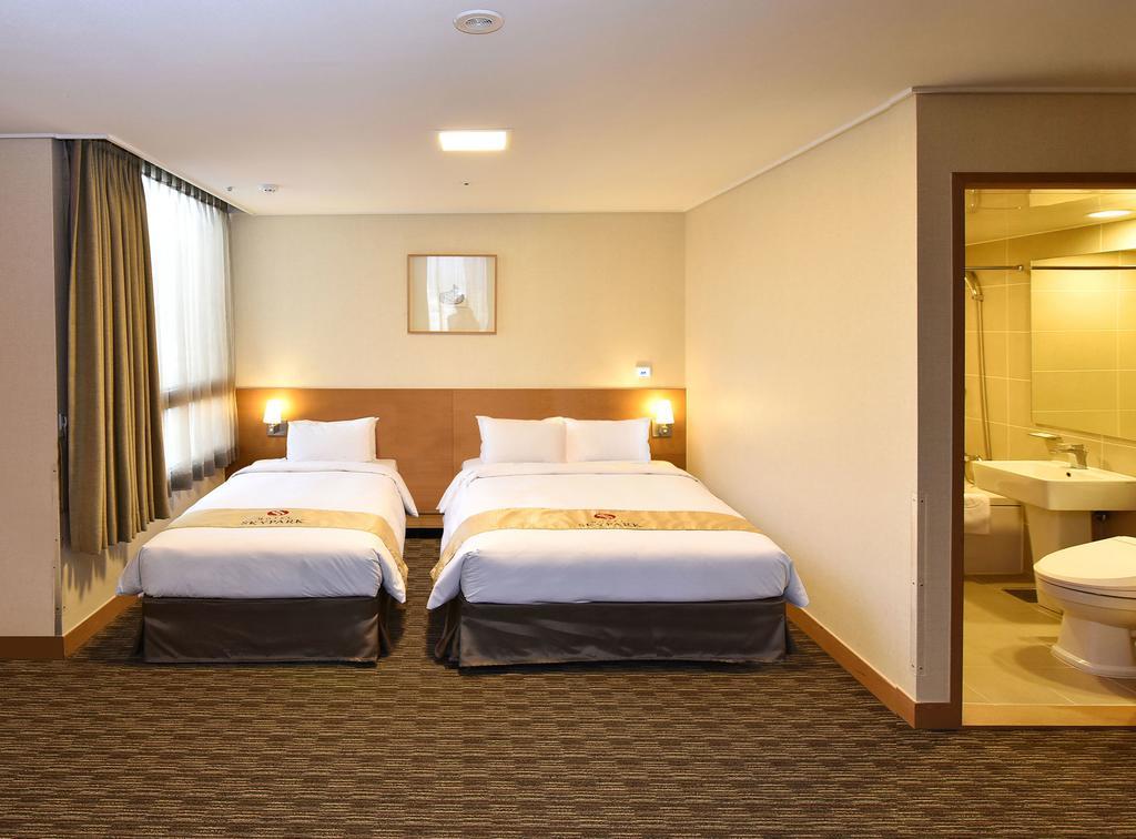 Corner Suite,705884797:JPEG