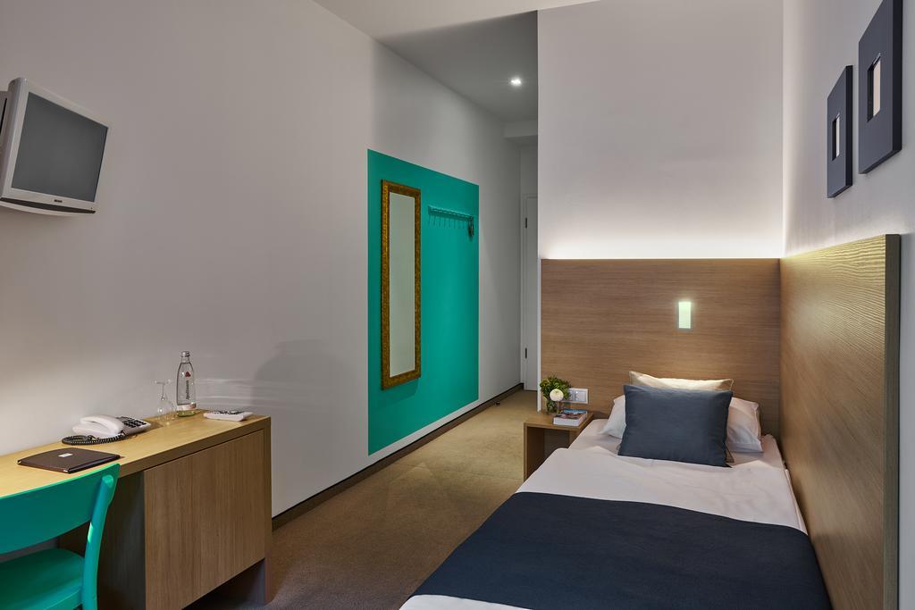 Single Room,379437796:JPEG