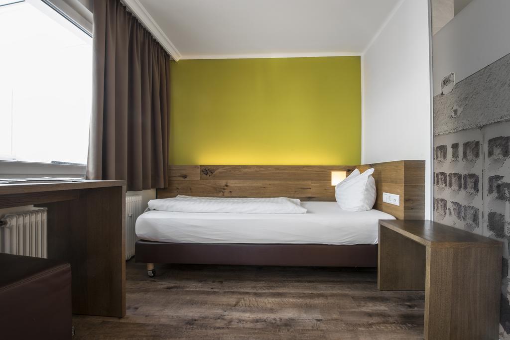Single Room,558914457:JPEG