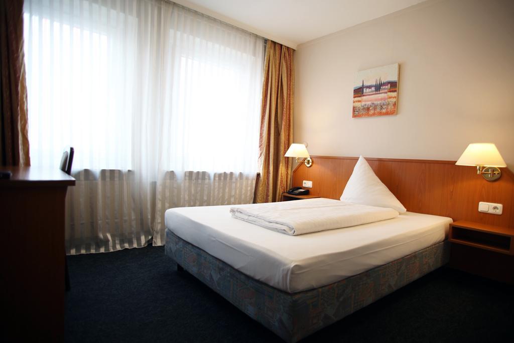 Single Room,382779571:JPEG