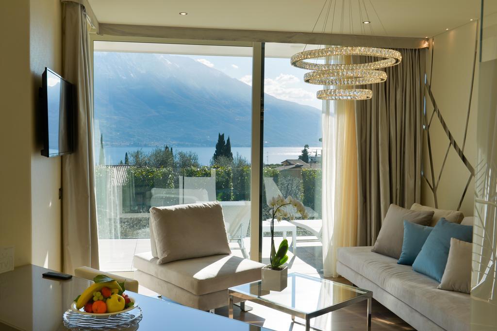 Deluxe Suite with Lake View Terrace and Spa Bath,394385019:JPEG