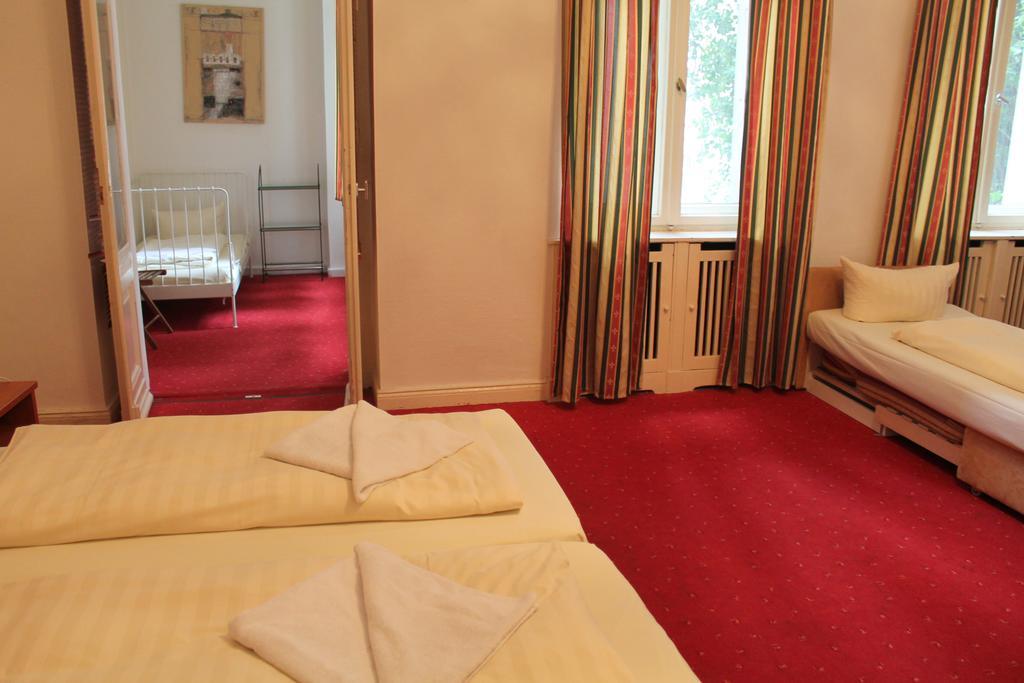 Quintuple Room
