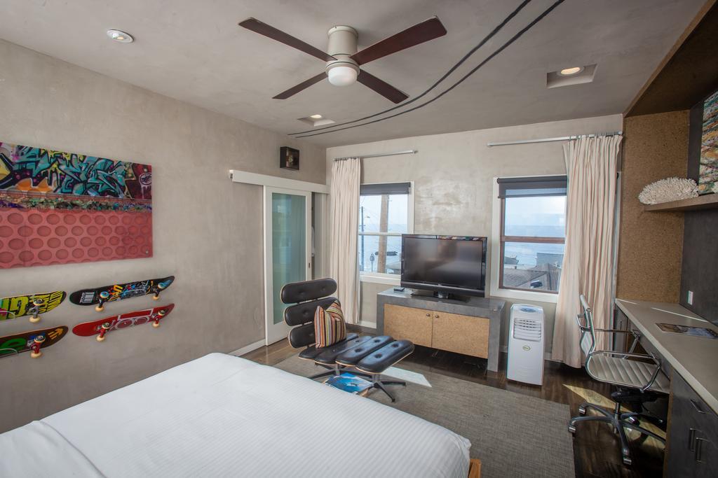 Surf Themed Queen Room