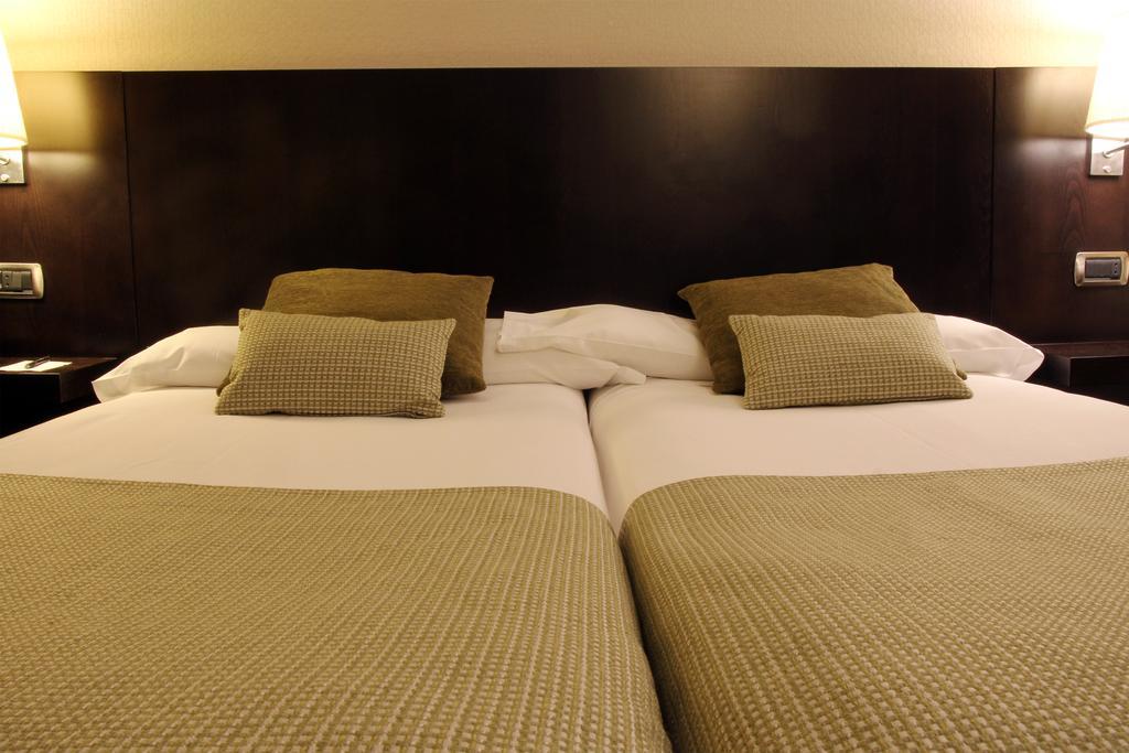 Interior twin room,396686802:JPEG