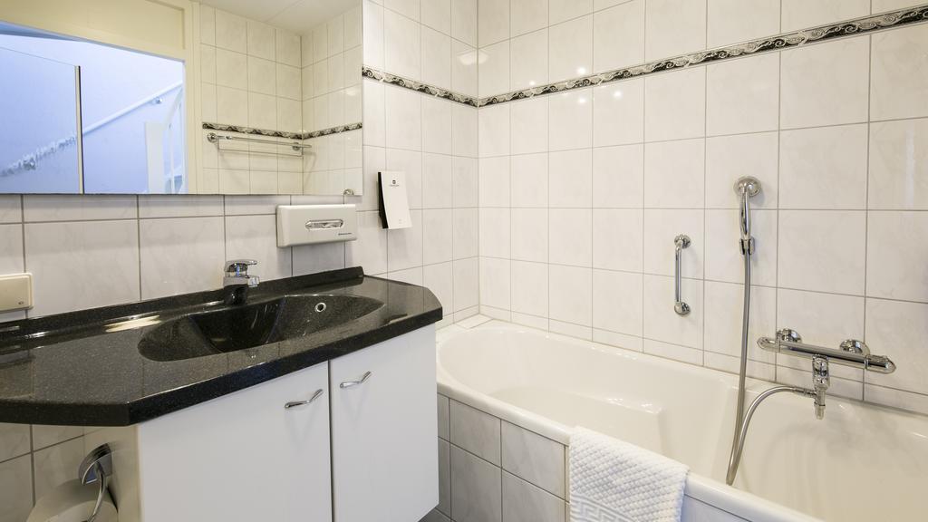 Twin Room Shower,688305645:JPEG