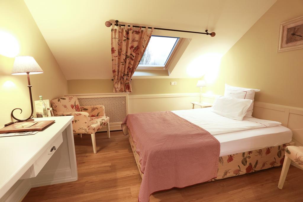 Standard Single Room,702483517:JPEG