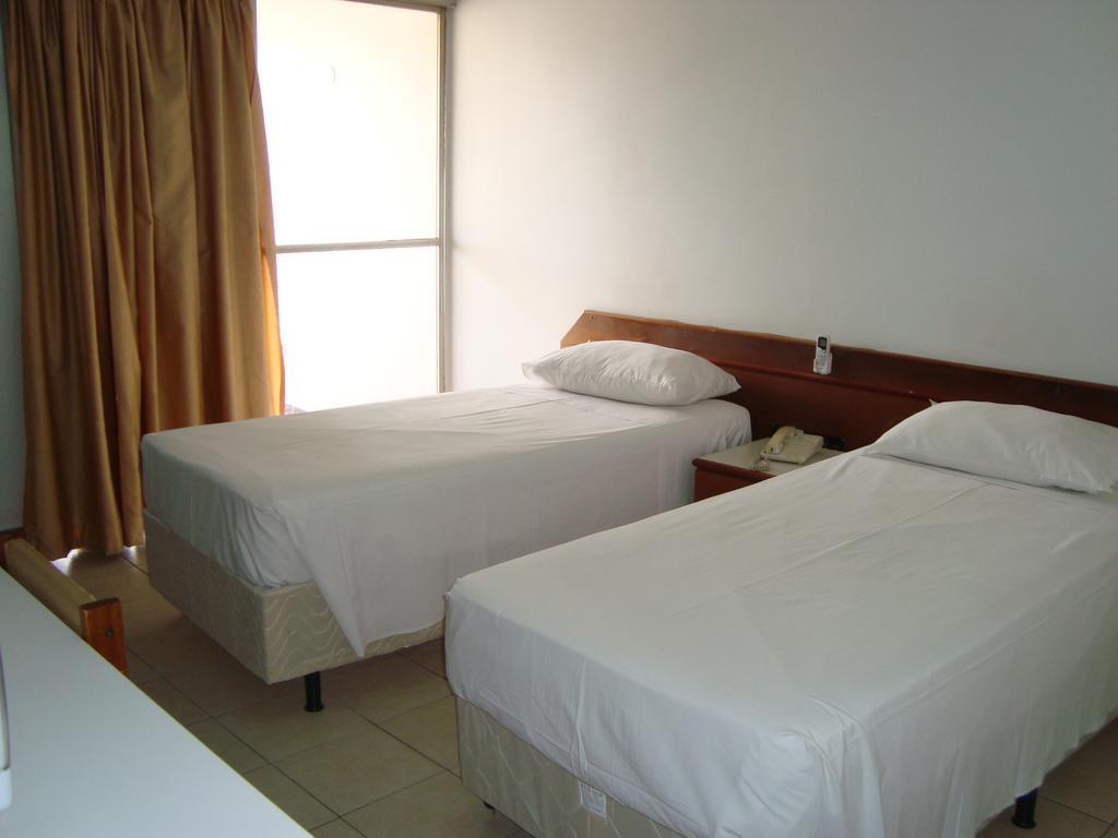 Quarto com 2 Camas de Solteiro