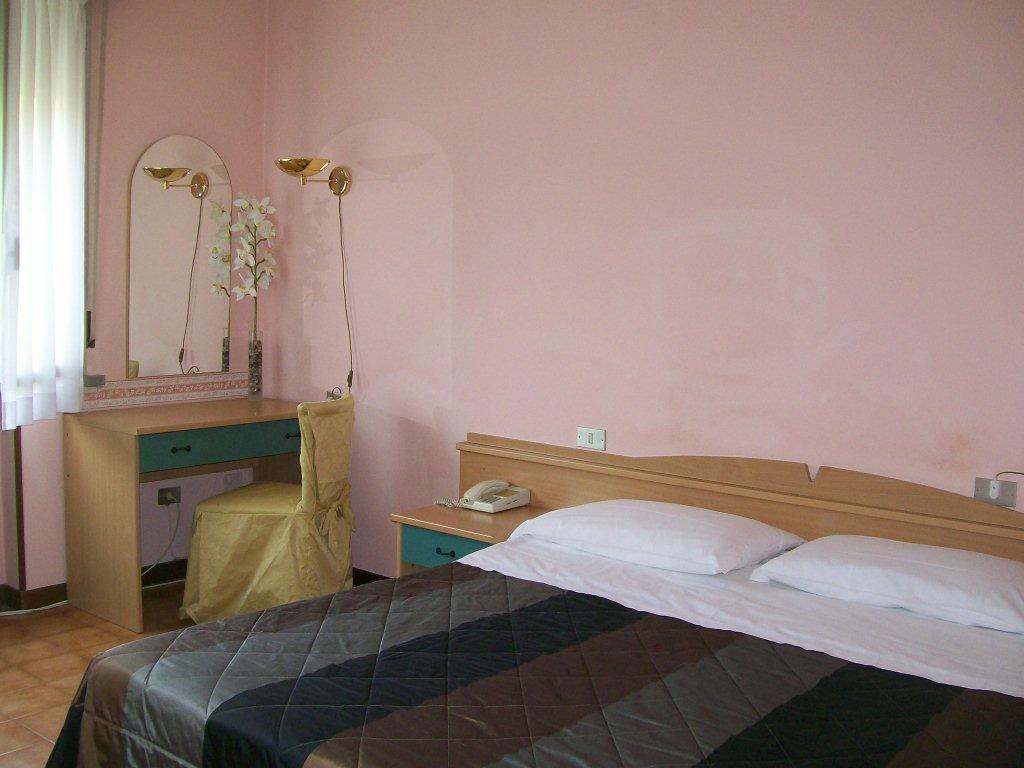 Economy Double or Twin Room,399429804:JPEG