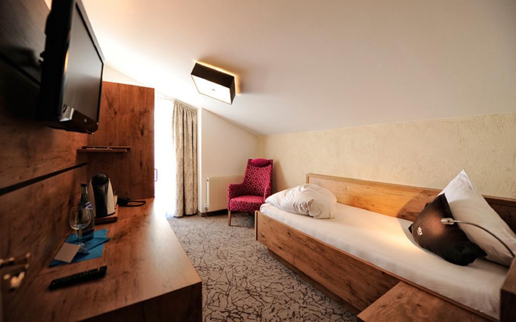 Single Room,370879789:JPEG