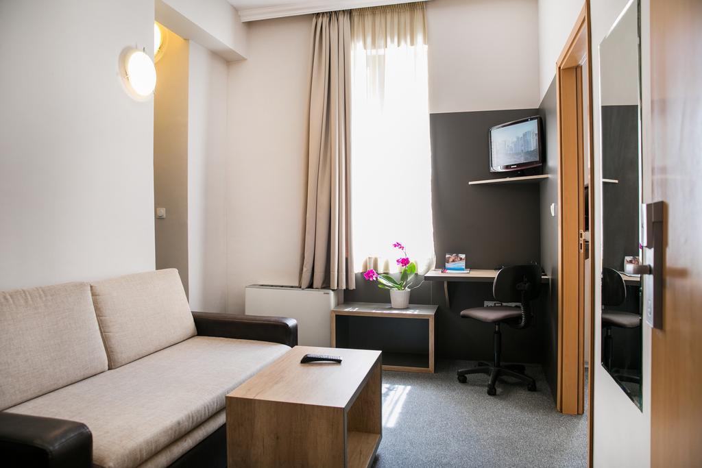 One-Bedroom Suite,757958416:JPEG