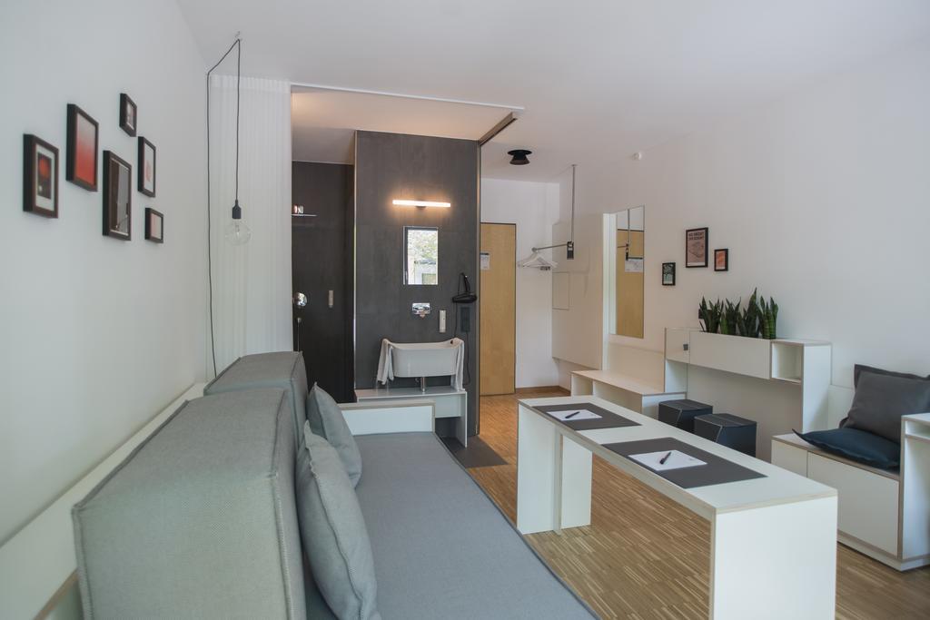 Single Room,422061858:JPEG