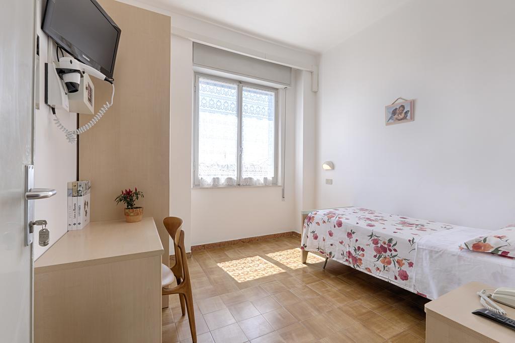 Single Room,404836722:JPEG