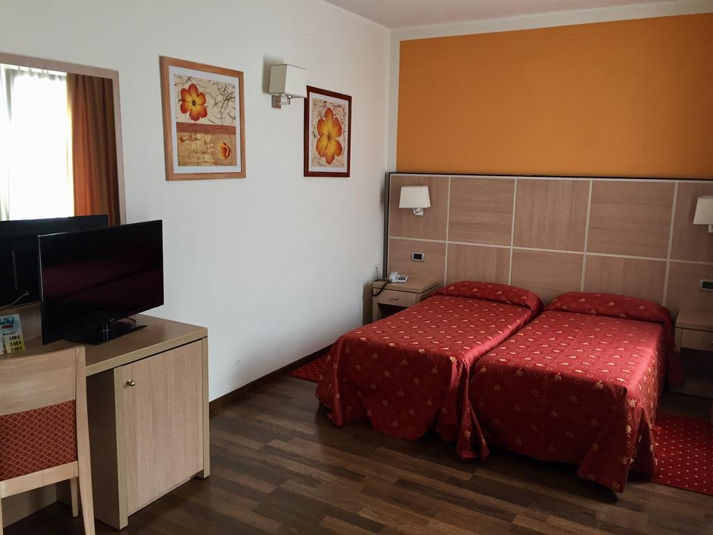 Large Twin Room Terrace Lake View
