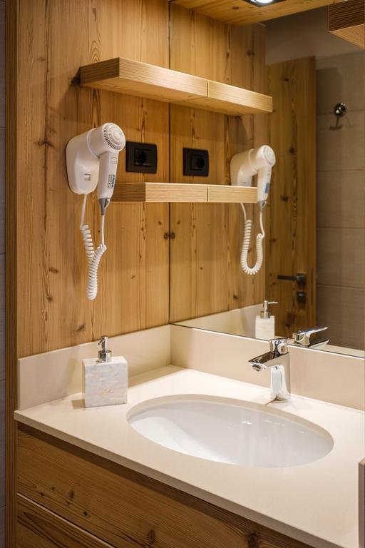 Double or Twin Room Shower,405031284:JPEG