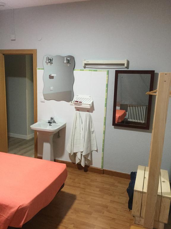 Habitación con cama grande