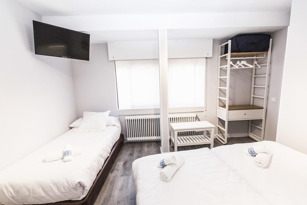 Twin Room with Extra Bed with Private Bathroom,411200526:JPEG