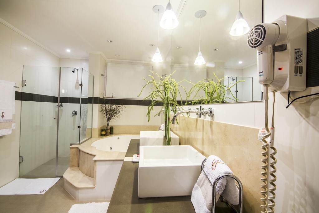 Master Suite Spa Bath