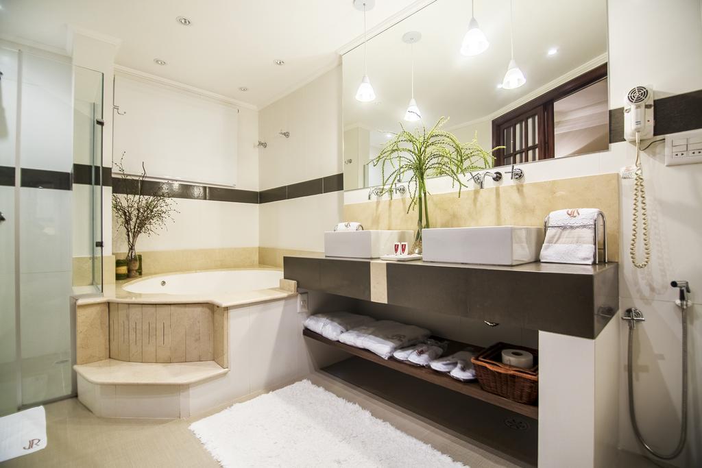 Master Suite Spa Bath