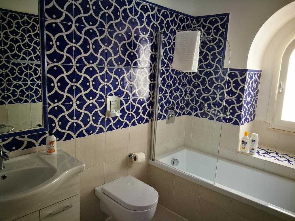 Deluxe Double Room Bath