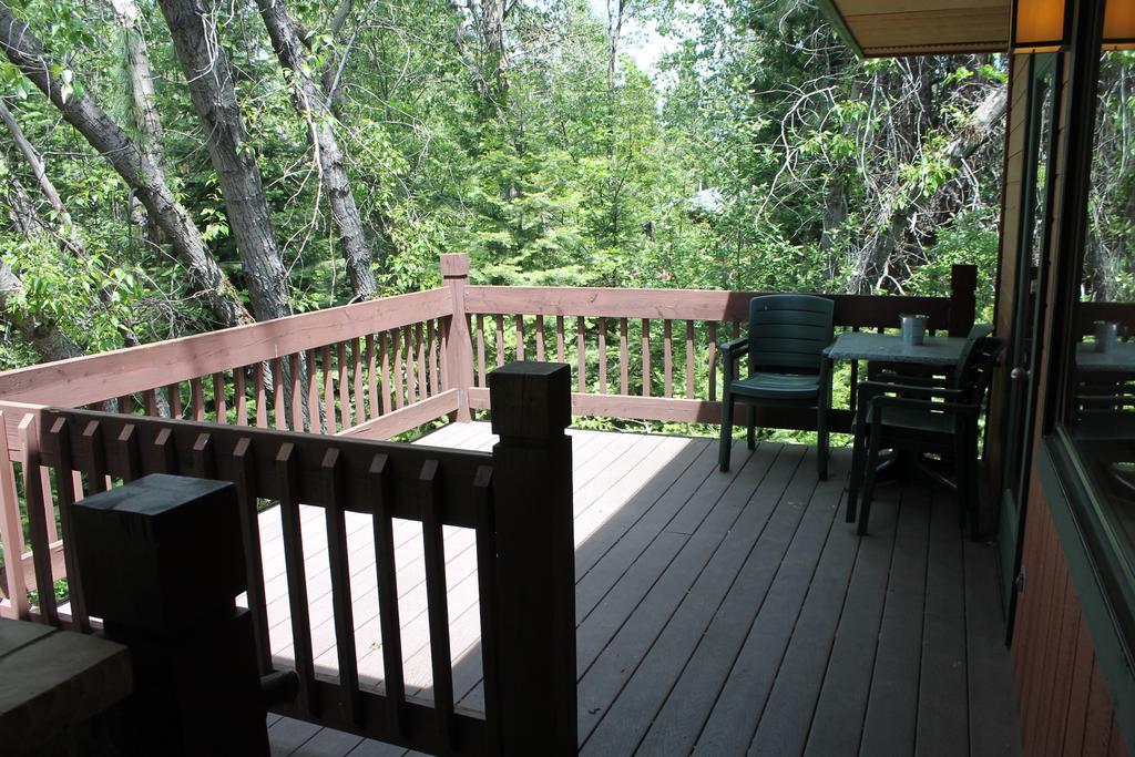 Deluxe One-Bedroom Chalet with Lake View
