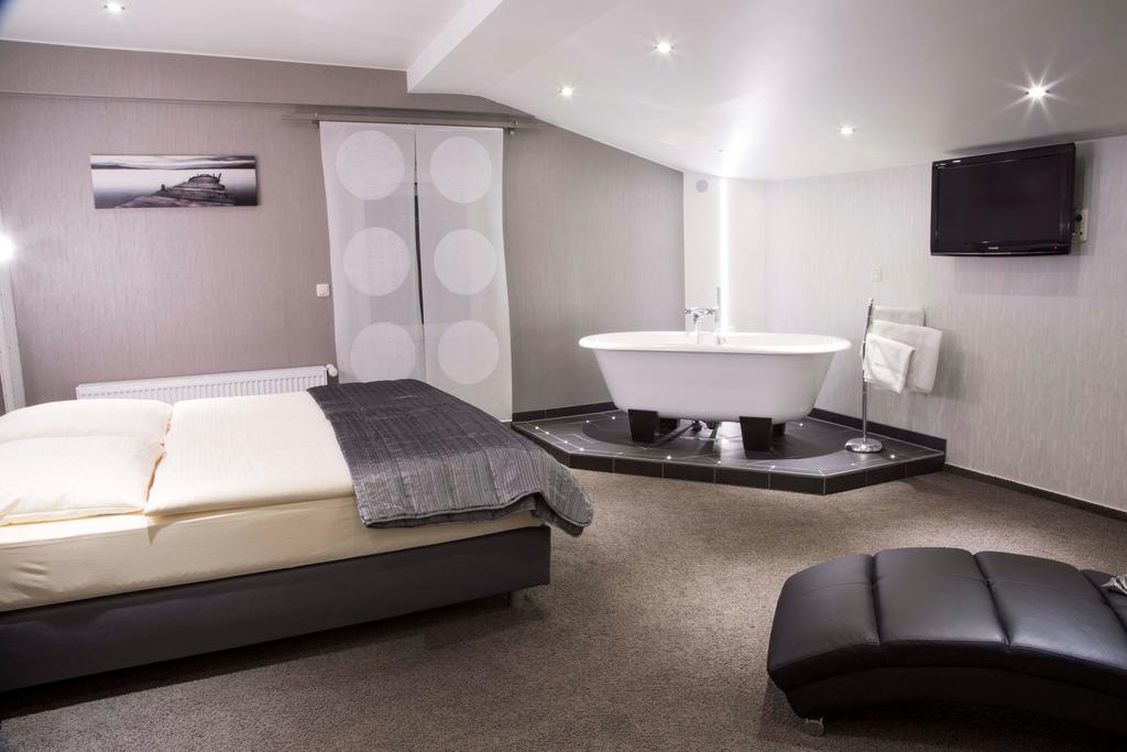 Deluxe Double Room Bath,415573128:JPEG