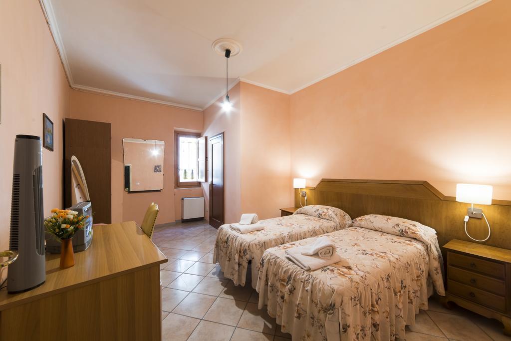 Twin Room Via Teobaldi 2,416117103:JPEG