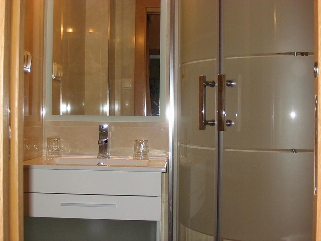 Single Room Private Bathroom,417688932:JPEG