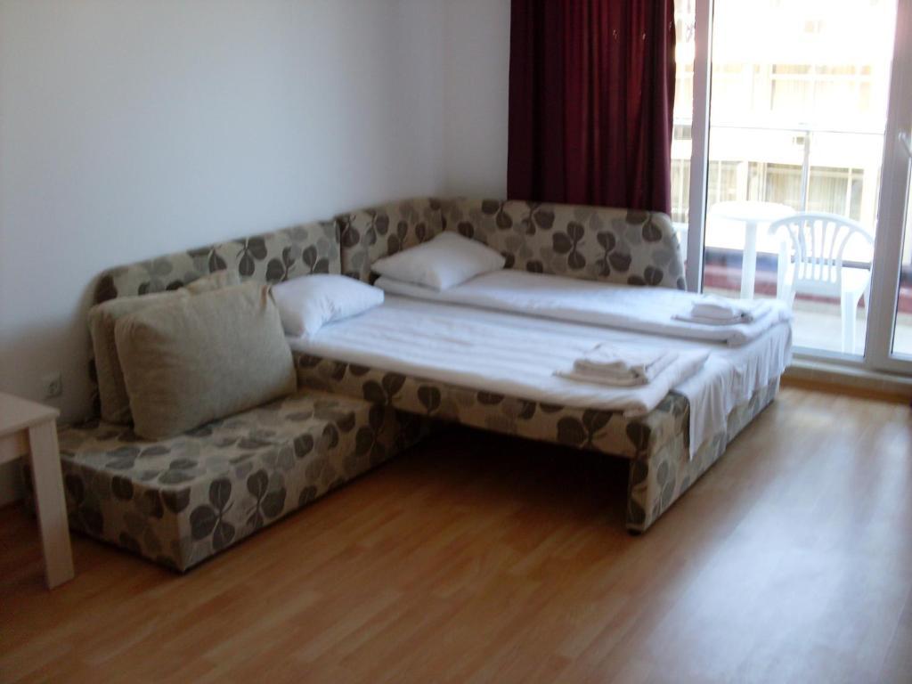 One-Bedroom Apartment Balcony,318373153:JPEG