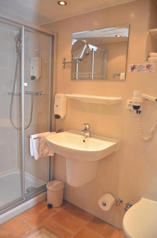 Single Room,398121990:JPEG
