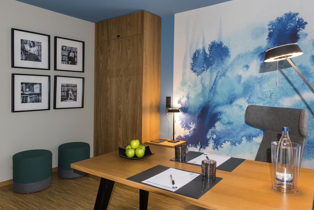 Single Room,702577321:JPEG