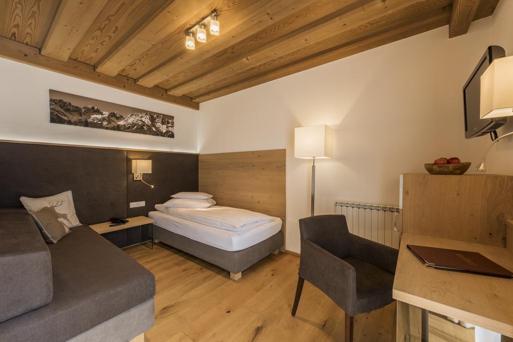 Single Room,925888237:JPEG